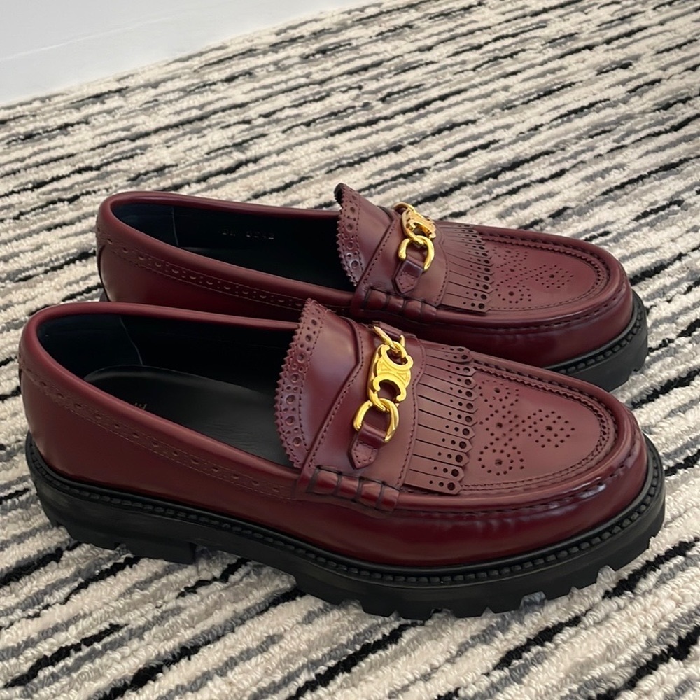 CELINE MARGARET LOAFER WITH TRIOMPHE CHAIN BROGUE POLISHED BULL
LIGHT BURGUNDY